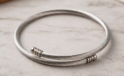 304L sodrott nemesacél nyitott karperec. Minimalista stílus.Ajándék