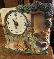 Régi vintage stílusú macis asztali óra és képkeret 1990-es évekből