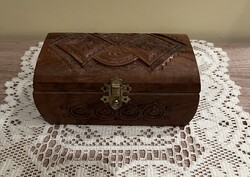 Vintage. Faragott fa ládikó.