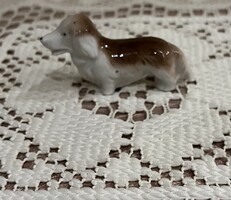 Mini porcelán tacskó figura. +1 ajándék.