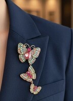 Bross - gyönyörű, hosszú kivitelű strasszos pillangó, arany színű ötvözet alapon.