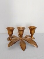 Régi háromágú réz fém asztali gyertyatartó három gyertyának, levél alakú talp