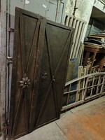 Antik vas ajtó, késő barokk kovácsolt ajtó 19. század elejéről, nagyon szép kidolgozású pince ajtó