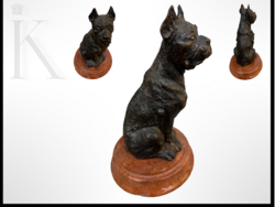 Ülő kutya bronz szobor gránit talapzaton