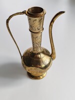 Antik kézi gravírozású sárgaréz kanna – orientális stílusú dekoratív darab, 22 cm