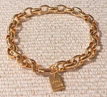 18K aranyozott felületű lánckarkötő – szerencse pecséttel, elegáns női ékszer.Ajándék