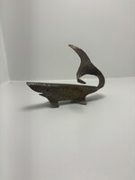 Mid-Century modern kalapált fém cápa szobor – 17 cm