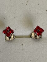 Gyönyörűséges pici ezüst fülbevaló négy apró piros kővel.