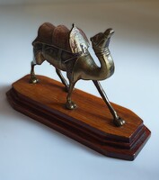 Keleti díszítésű bronz teve szobor – nagyméretű, kézzel vésett, fatalpon (27 cm)