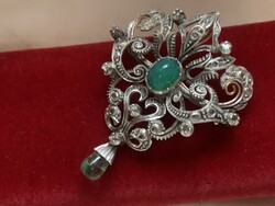 Antik arany medál régi csiszolású gyémántokkal, peridottal és aventurinnal