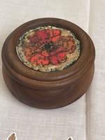 Régi különleges  fa doboz jelzett, tűzzománc képpel a tetején.