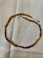 Álomszép különleges szemű borostyán gyöngysor ezüst kapoccsal.