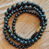 Szépséges fekete korall nyaklánc csavaros zárral