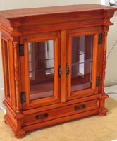 1:5-ös méretarányú modell vitrin szekrény, babaház, beépített világítással, cseresznye színben