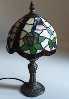 Tiffany stílusú asztali lámpa – színes üvegbúra, nehéz bronz talp, 35 cm