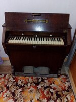 Több mint száz éves, működő lábbal fujtatható bécsi harmonium