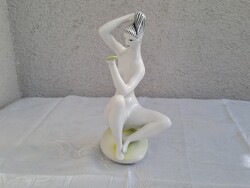 Zsolnay tükrös nő