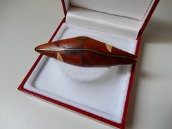 Régi fából készült bross réz díszítéssel