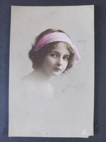 Századfordulós romantikus képeslap – fiatal lány rózsaszín szalaggal, lírai portré 1912
