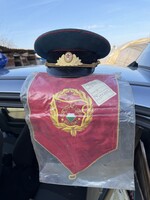 Orosz tiszti sapka és kommunista zászló