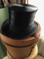 Antik gyönyörű állapotú cilinder bőr kalaptartóval, 3db antik csokornyakkendővel