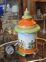 ÁZSIAI PORCELÁN HANGULATLÁMPA, RÉSZBEN FESTETT ÉLETKÉPPEL EMBEREKKEL DÍSZÍTVE 17 CM
