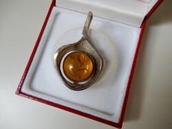 Régi nagyméretű ezüst medál borostyánnal