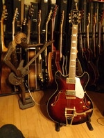 Johnson JP-ES BR elektro-akusztikus félüreges testű gitár. Professional series. Bigsby lic. tremoló