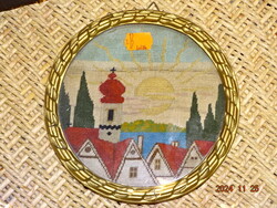 ANTIK EGYEDI RITKA TÉMÁJÚ KEREK KISMÉRETŰ GOBLEN GOBELIN HÁZTETŐK FELKELŐ NAP goblein