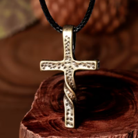 ŐSI ARANY SZÍNŰ KÉZZEL KÉSZÍTETT CSAVART KERESZT MEDÁL, VIASZOLT LÁNCON, KÜLÖNLEGES A MEDÁL.