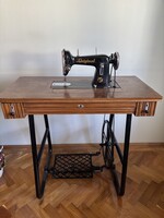 Antik pedálos varrógép – eredeti asztallal és öntöttvas lábbal