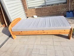 Eladó egy CLAUDIA fenyő ágy  matraccal  Az ágy szép állapotú.  Martac húzata levehető, mosható.  kül