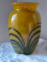 Mid-century kézzel fújt művészüveg váza sárga alapon zöldes kék rátétes díszítéssel