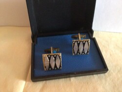 Arany színű alapon fekete háttérrel  ezüst mintás vintage mandzsetta gomb  eredeti dobozában