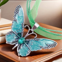 NAGYON SZÉP MÁRVÁNYOS ZÖLD SZÍNŰ TŰZZOMÁNCOS PILLANGÓ MEDÁL ORGANZA ÉS PAMUT NYAKLÁNCCAL.