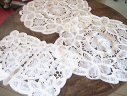 Bájos varrt tüll csipke terítő
