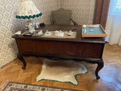 Elegáns neobarokk íróasztal karfás székkel