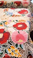 Kalocsai hímzett riselt színes asztalterítő