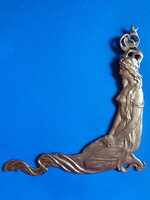 Szecessziós  bútor - óra díszítőelem , amely egy stilizált nőalakot ábrázol.