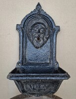 19. század végi,  öntött vas,  kis méretű falikút!  40cm magas,  20cm széles!  A csap helyén vízköpő