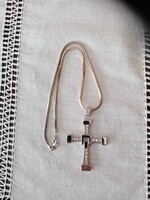 Nyaklánc:  Kristálykövekkel díszített ezüstözött kereszt medál lánccal