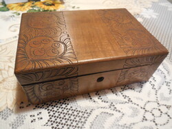 Kártya vagy ékszertartó doboz  , fából szépen faragva  , a  20- as évekből  , 18 x 12 x 7 cm