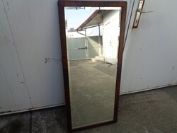 Fali tükör diófa keretben