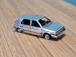 Ezüst miniatűr  vw golf autó