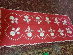 Hagyományos, kézzel hímzett kalocsai terítő