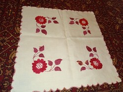 Kézzel hímzett, kalocsai motívummal díszített terítő.