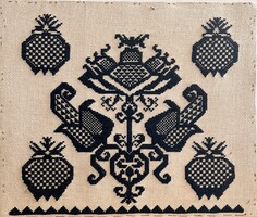 Tulipán és gránátalma motívumos fekete fehér keresztszemes hímzés / textil falikép