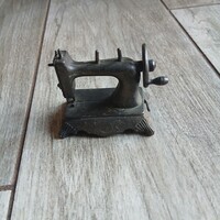 Varrógép formájú régi bronzírozott ceruzahegyező/faragó (6,3x3,9x6,8 cm)