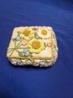 Vintage Kézműves Ékszertartó Dobozka – Selyemszalag Hímzéssel
