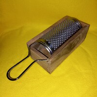 Régi,olasz, fém reszelő fa tobozos,sajtreszelő/csoki/gyömbér reszelő.